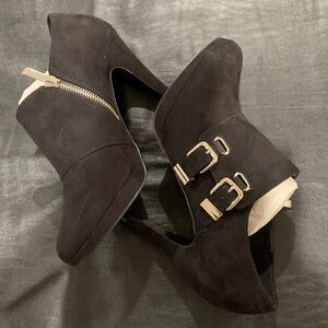 Coach and Four Heels, Size 8.5. Black.